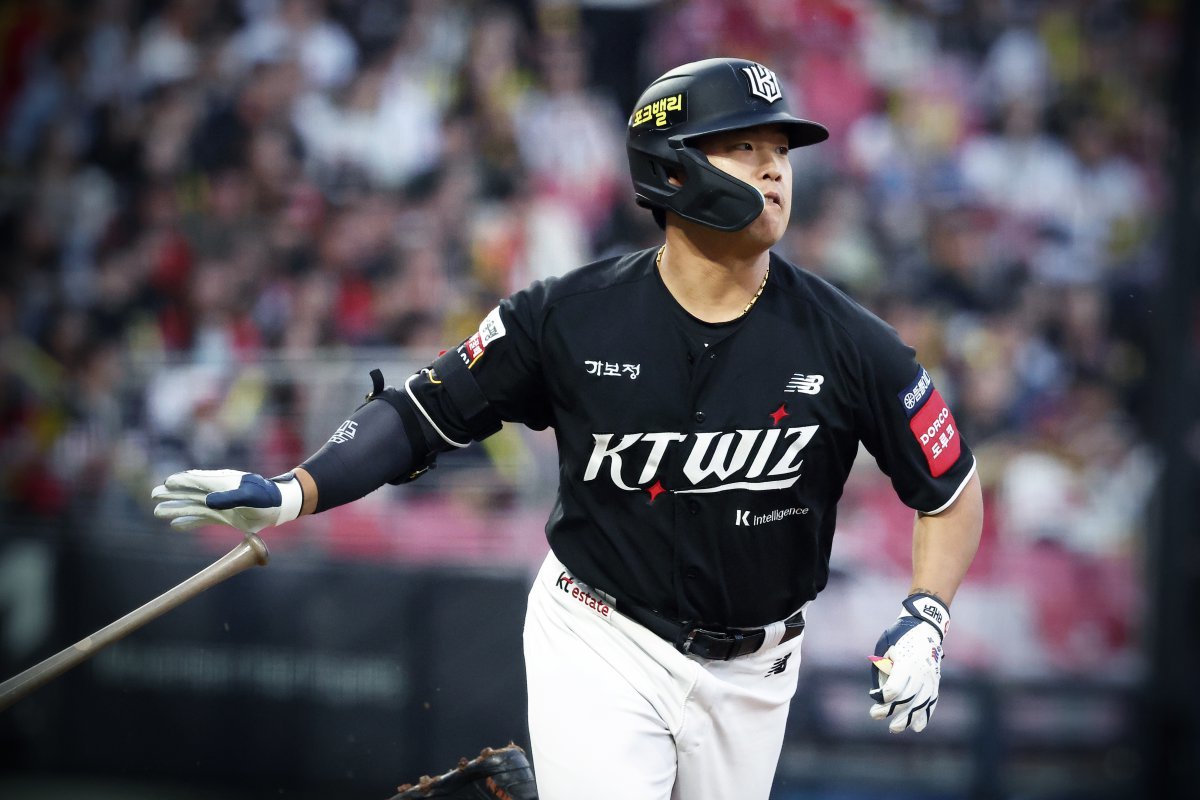 KT 강백호가 16일 광주 KIA전 2회초 무사 주자 없는 상황에서 우월 솔로홈런을 때려내고 있다. 강백호의 시즌 3호 홈런을 발판 삼은 KT는 3-0으로 KIA를 제압했다. 사진제공|KT 위즈