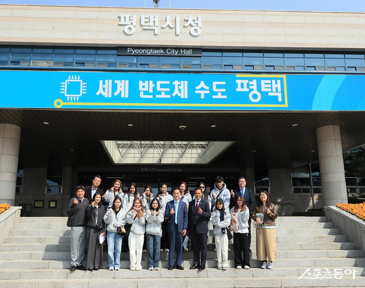 평택시(시장 정장선)는 지난 16일 시청 종합상황실에서 캄보디아 프놈펜 소재 노턴대학교 학생대표단과 주한캄보디아대사관 티랏 터치(Tirath Touch) 일등서기관 일행을 맞이해 따뜻한 환담과 의미 있는 문화 교류의 시간을 가졌다. 사진제공|평택시