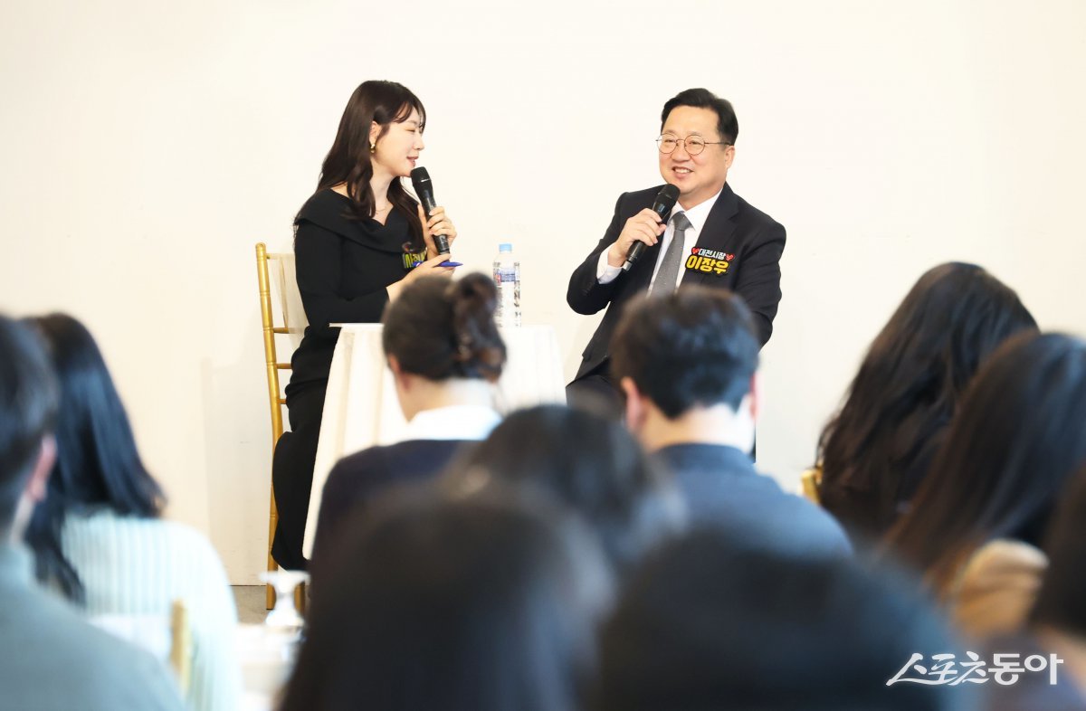 이장우 대전시장이 지난 4월 16일 오후, 유성구 라미컨벤션웨딩에서 열린 미혼 남녀 만남 행사 ‘썸타자 시그널데이’에 참석해 직접 따뜻한 인사말을 전하고 참가자들과 즐거운 소통의 시간을 가졌다. 사진제공|대전시