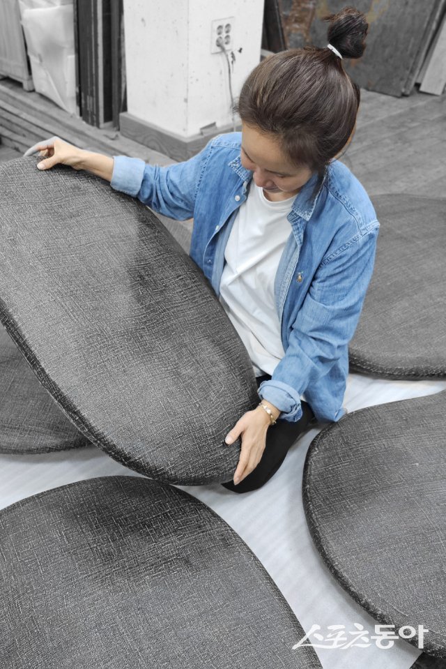 작업에 열중하는 박미란 작가. 사진제공ㅣ박미란 작가