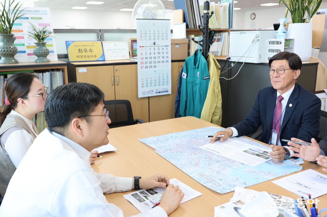 정종복 기장군수(오른쪽)가 기재부를 방문해 정관선 추진의 당위성을 설명하고 있다. (사진제공=기장군)