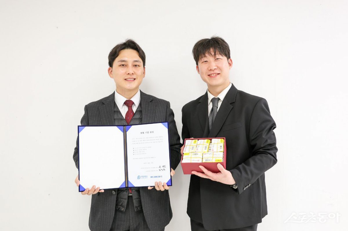 위아원 부산경남서부지역연합회가 지난 10일 대동병원에서 ‘2025_위아레드 헌혈증 전달식을 개최한 가운데 유재민 부산경남서부지역연합회 대표를 비롯한 관꼐자가 기념촬영을 하고 있다. (사진제공=위아원 부산경남서부지역연합회)