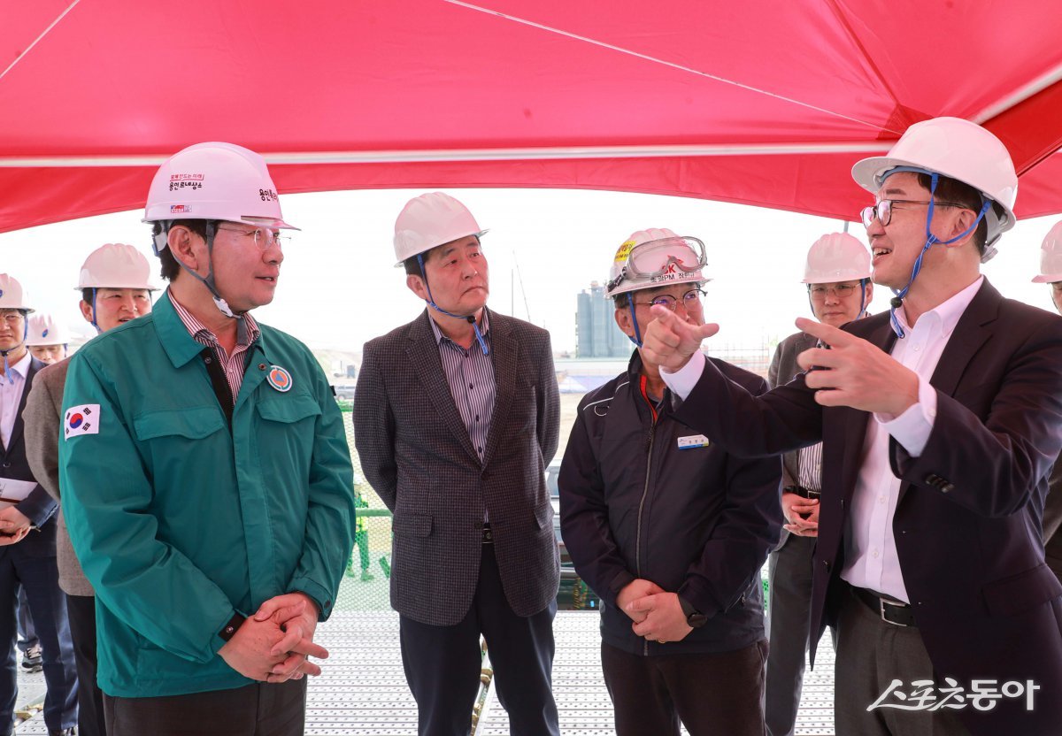 이상일 용인특례시장이 지난 4월 10일 용인 반도체클러스터 일반산업단지를 방문해 현장점검을 진행했다. 사진제공|용인시