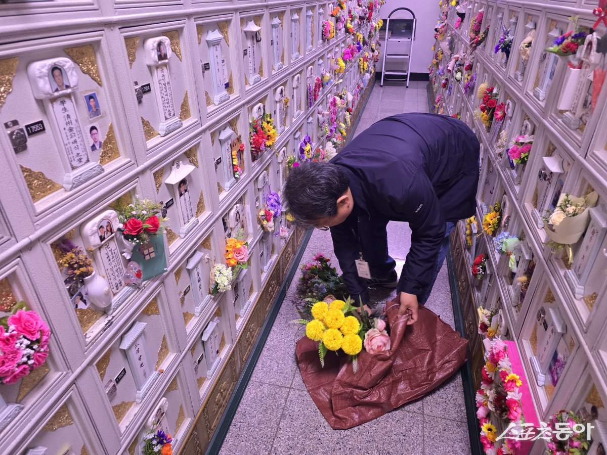 영락공원 직원이 실내봉안시설인 영락원 내에서 플라스틱 조화를 수거하고 있다. (사진제공=부산시설공단)