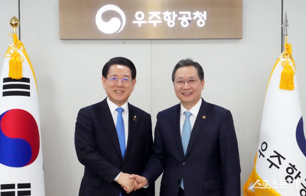 김영록 전라남도지사가 지난 16일 경남 사천 우주항공청을 방문, 윤영빈 우주항공청장과 면담을 갖고 ‘제2우주센터 고흥 나로우주센터 인근 유치’ 및 ‘사이언스 콤플렉스 예비타당성조사 대상 사업 선정 협력’ 등 도 현안 해결을 위한 건의 및 협조를 요청했다. 사진제공=전남도