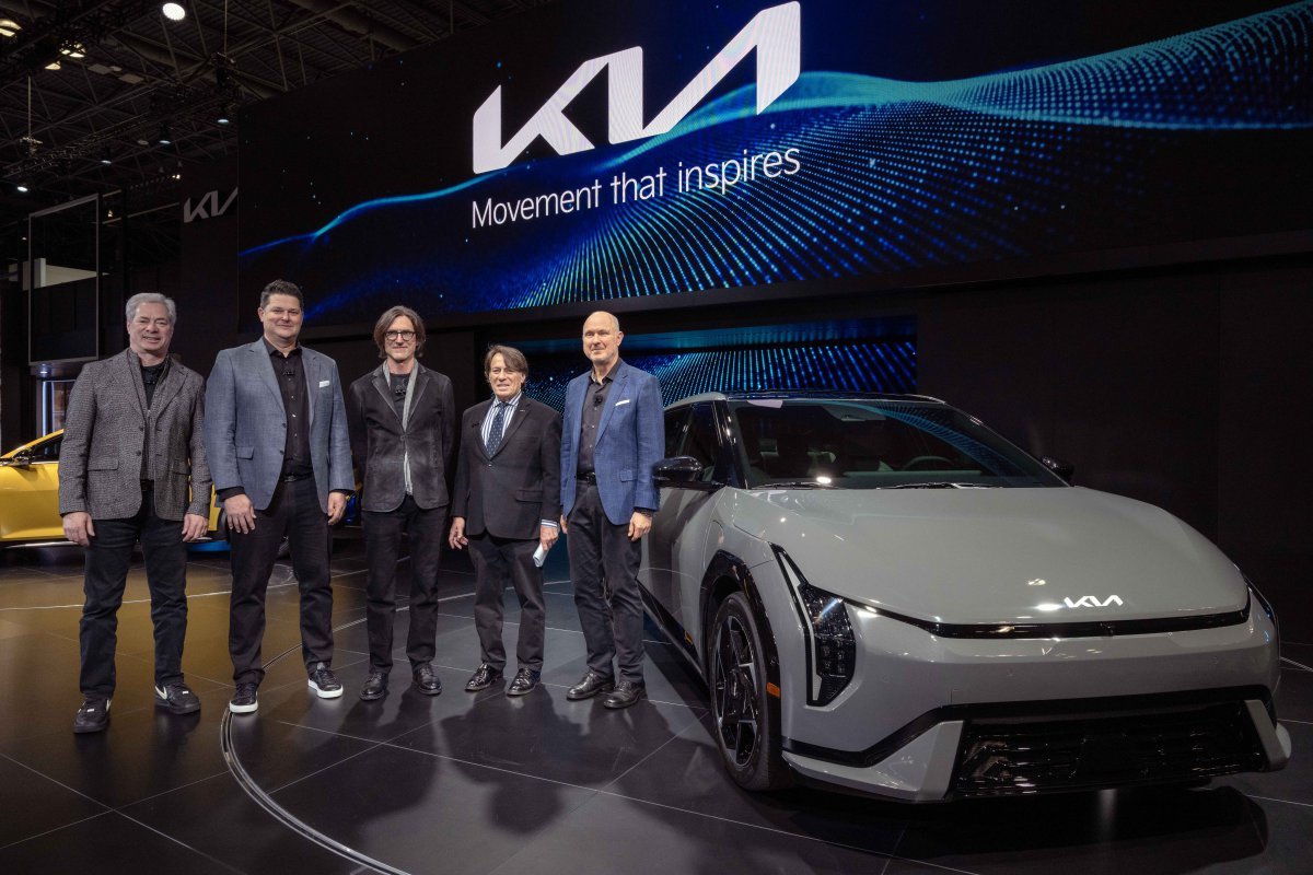 러셀 와거 기아 미국법인 마케팅담당, 에릭 왓슨 기아 미국법인 영업담당, 톰 컨즈 기아 미국 디자인센터 수석 디자이너, 스티븐 센터 기아 미국법인 최고운영책임자(COO), 올스 헤드릭 기아 미국법인 상품기획 디렉터(왼쪽부터)가 2025 뉴욕 국제 오토쇼 기아관에서 기념사진을 촬영하는 모습. 사진제공 ｜기아