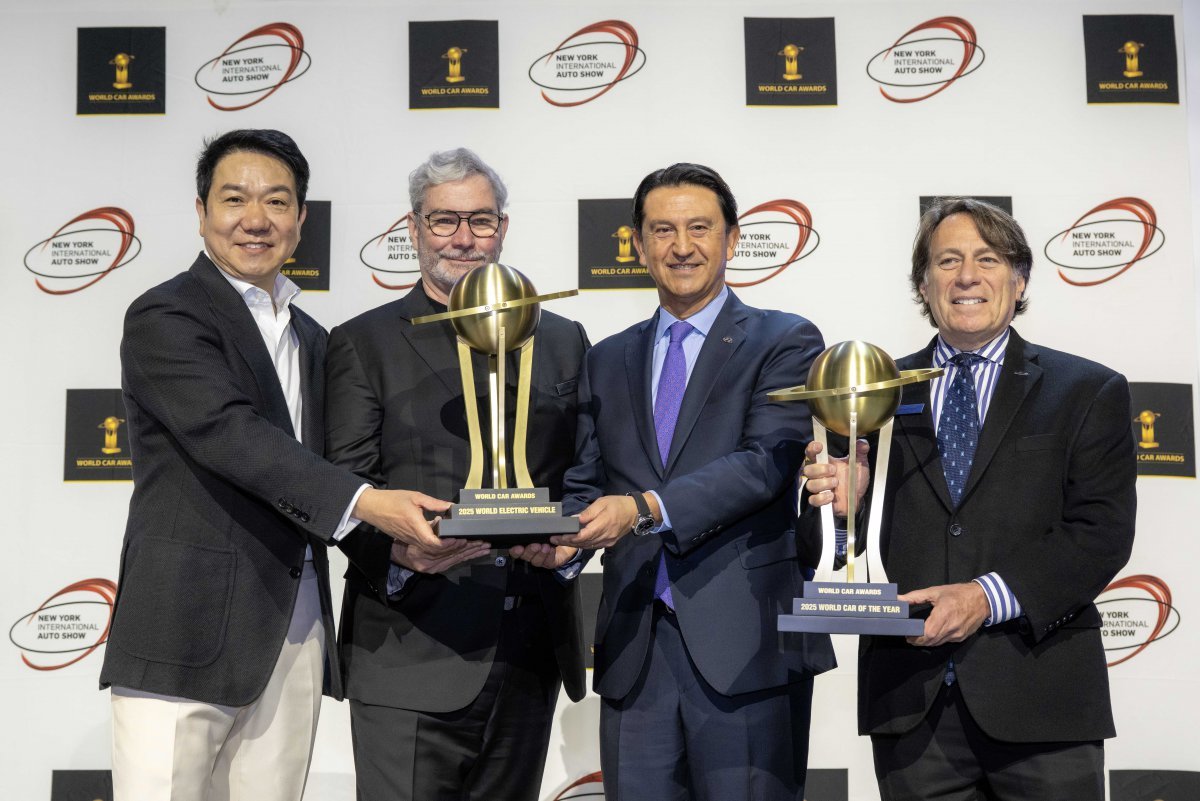 현대차그룹 관계자들이 시상식장에서 기념촬영 하는 모습. 이상엽 현대제네시스글로벌디자인담당 부사장, 루크 동커볼케 현대차그룹 CDO(글로벌디자인본부장) 겸 CCO(최고크리에이티브책임자) 사장, 호세 무뇨스 현대차 대표이사 사장, 스티븐 센터 기아 미국법인 최고운영책임자(COO)(왼쪽부터). 사진제공 |현대차그룹