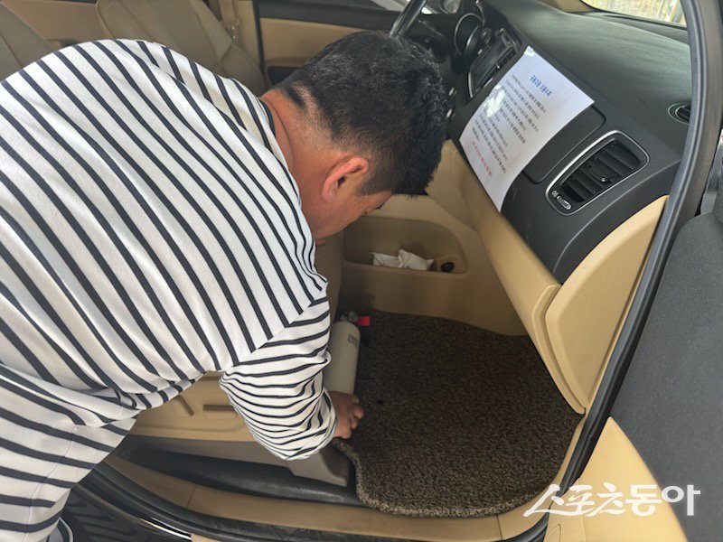 진도군이 공용차량에 차량용 소화기를 설치하고 있다. 사진제공=진도군