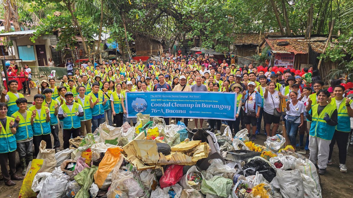 하나님의 교회 직장인청년봉사단 ASEZ WAO가 2월 16일 필리핀 다바오의 부카나 지역 해변에서 해양생태계보호를 위해 ‘Blue Ocean’ 활동을 전개했다. 약 140명이 1500kg의 쓰레기를 수거해 일대를 깨끗하게 만들었다.