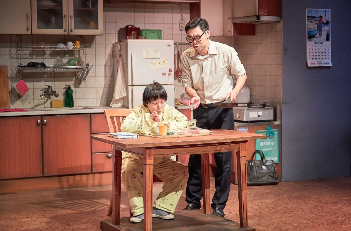 뮤지컬 ‘장수탕 선녀님’(위)과 ‘알사탕’의 한 장면. 두 작품 모두 백희나 작가의 동명 동화를 원작으로 한다. 사진제공ㅣ할리퀸크리에이션즈㈜