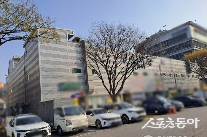 성남시 중원구 ‘성호 임시시장’ 허가기간이 지난 건물 전경.  사진제공ㅣ뉴스브레인 제공