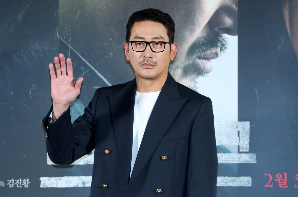 [서울=뉴시스] 김혜진 기자 = 배우 하정우가 6일 오전 서울 광진구 자양동 롯데시네마 건대입구점에서 열린 영화 ‘브로큰’ 제작보고회에서 포즈를 취하고 있다.   2025.01.06. jini@newsis.com