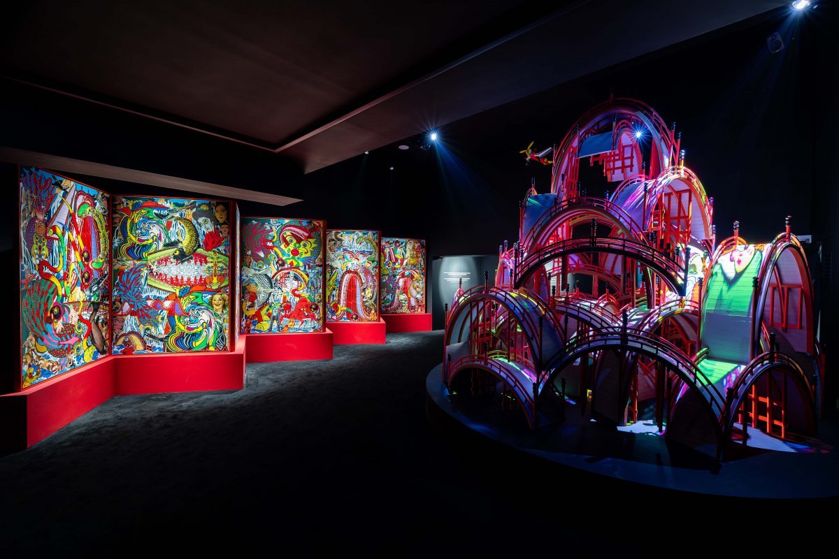 대림미술관에서 열리고 있는 ‘케이이치 타나아미: I’M THE ORIGIN’ 전시 전경. 오른쪽에 보이는 작품은 타나아미의 대표작 중 하나인 ‘백 개의 다리’로, 강렬한 색채와 반복적인 구조물이 어우러진 설치 작품이다. 사진제공ㅣ 대림미술관