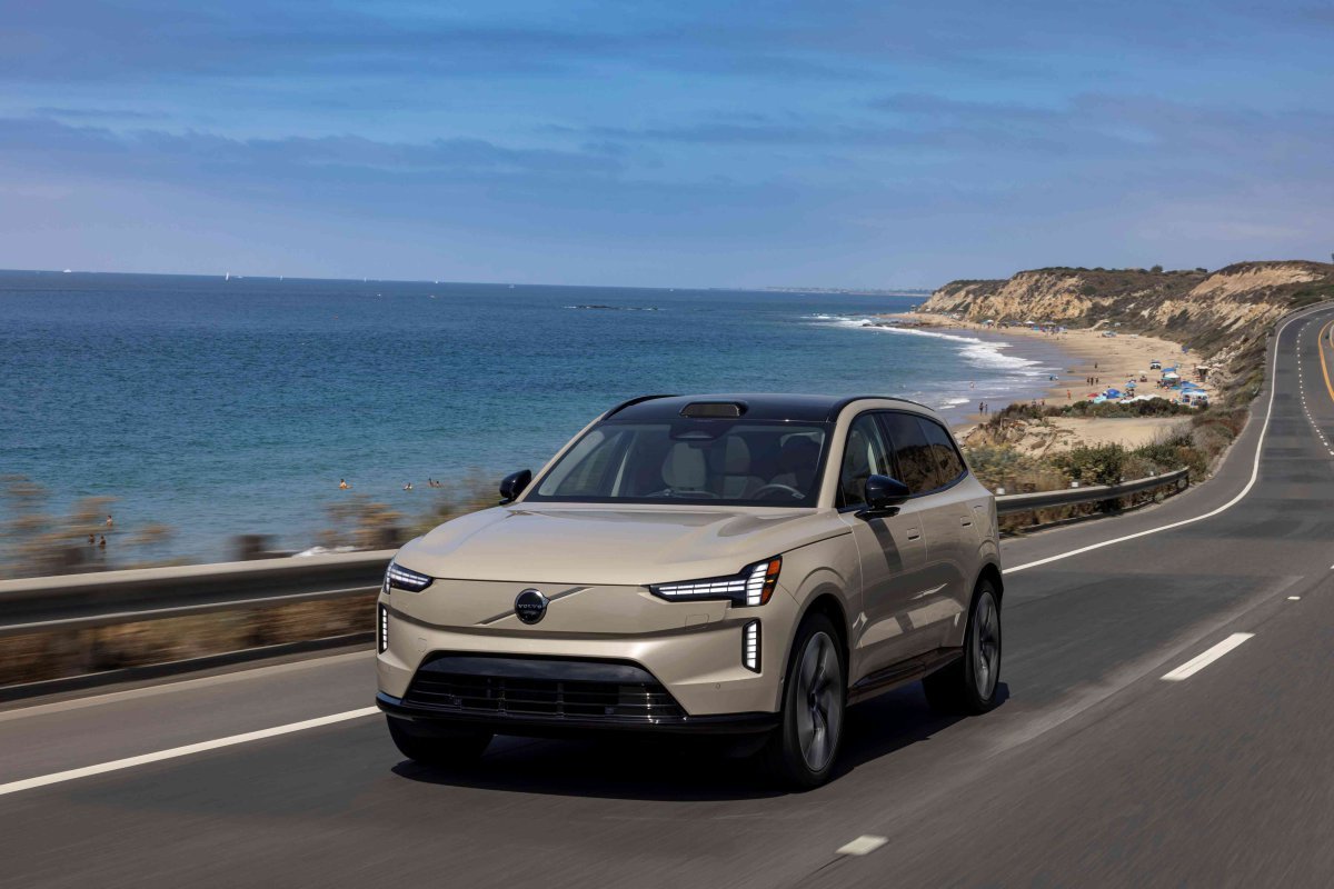 볼보자동차의 차세대 플래그십 전기 SUV ‘EX90’이 ‘2025 월드 카 어워즈’에서 ‘월드 럭셔리 카’를 수상했다. 사진제공 |볼보자동차코리아