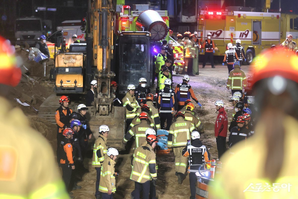 지난 16일 오후 구조대원들이 신안산선 공사현장 붕괴사고 실종자를 수습해 옮기고 있다. 사진제공|광명시
