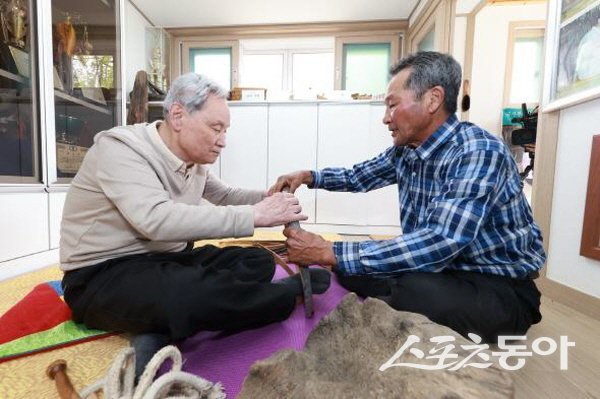 국가무형문화재 궁시장 보유자 권영학 씨와 경북도 무형문화재 예천 궁장 보유자 권영특 씨. 사진제공 ㅣ 예천군