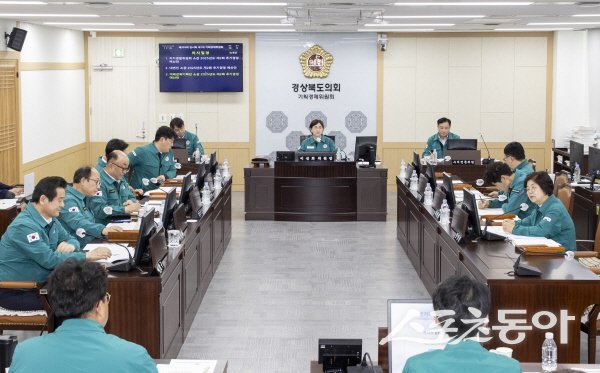 경상북도의회 기획경제위원회가 제355회 임시회서 제2회 추가경정예산안과 조례안을 심의·의결하고 있다. 사진제공 ㅣ 경북도의회