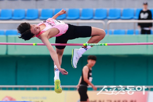 예천스타디움에서 개최된 춘계 전국학생육상경기대회서 높이뛰기 선수가 경기를 하고 있다. 사진제공 ㅣ 예천군