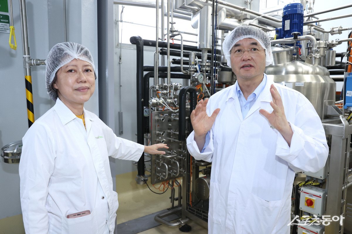 푸드플랜트 식품 생산시설 견학(왼쪽부터 림비김(Lim Bee Gim) 창립자, 이동환 고양특례시장) 사진제공ㅣ고양시