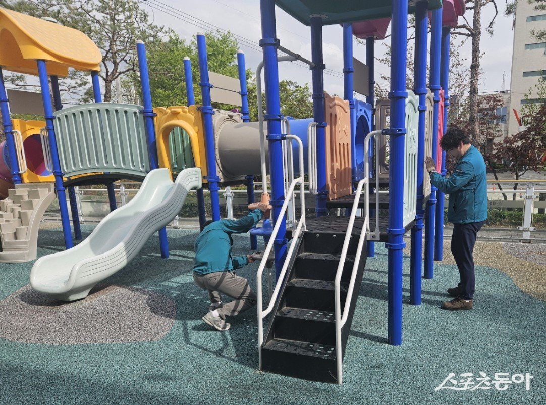 어리이 놀이시설에 대한 안전점검을 하고 있다. 사진제공 ㅣ 영천시