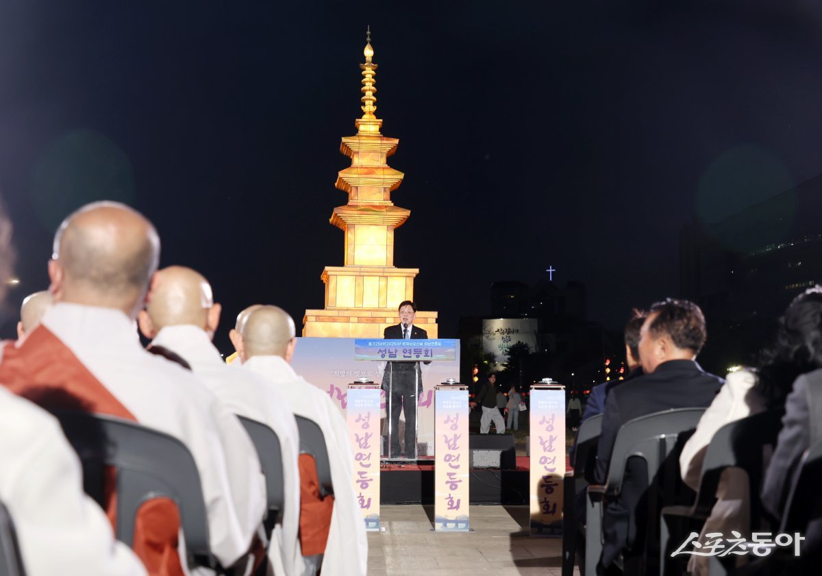 안광림 부의장이 17일 아탑 다목적 광장에서 열린 성남연등회 점등식에서 축사를 하고 있다. 사진제공ㅣ성남시의회