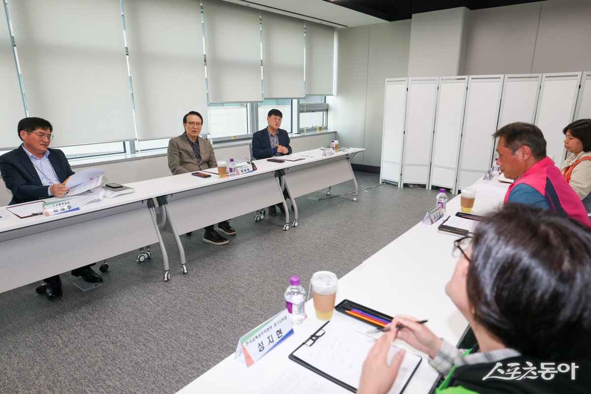 임태희 경기도교육감이 지난 18일 경기도교육청에서 전국학교비정규직연대회의 경기지부장들과 만나 교육공무직원의 근무환경과 처우 개선을 위한 심도 있는 면담을 진행했다. 사진제공|경기도교육청