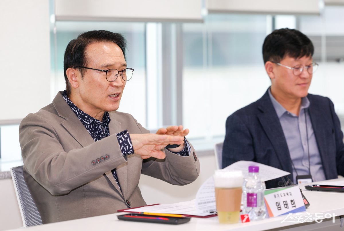 임태희 경기도교육감이 지난 18일 경기도교육청에서 전국학교비정규직연대회의 경기지부장들과 만나 교육공무직원의 근무환경과 처우 개선을 위한 심도 있는 면담을 진행했다. 사진제공|경기도교육청