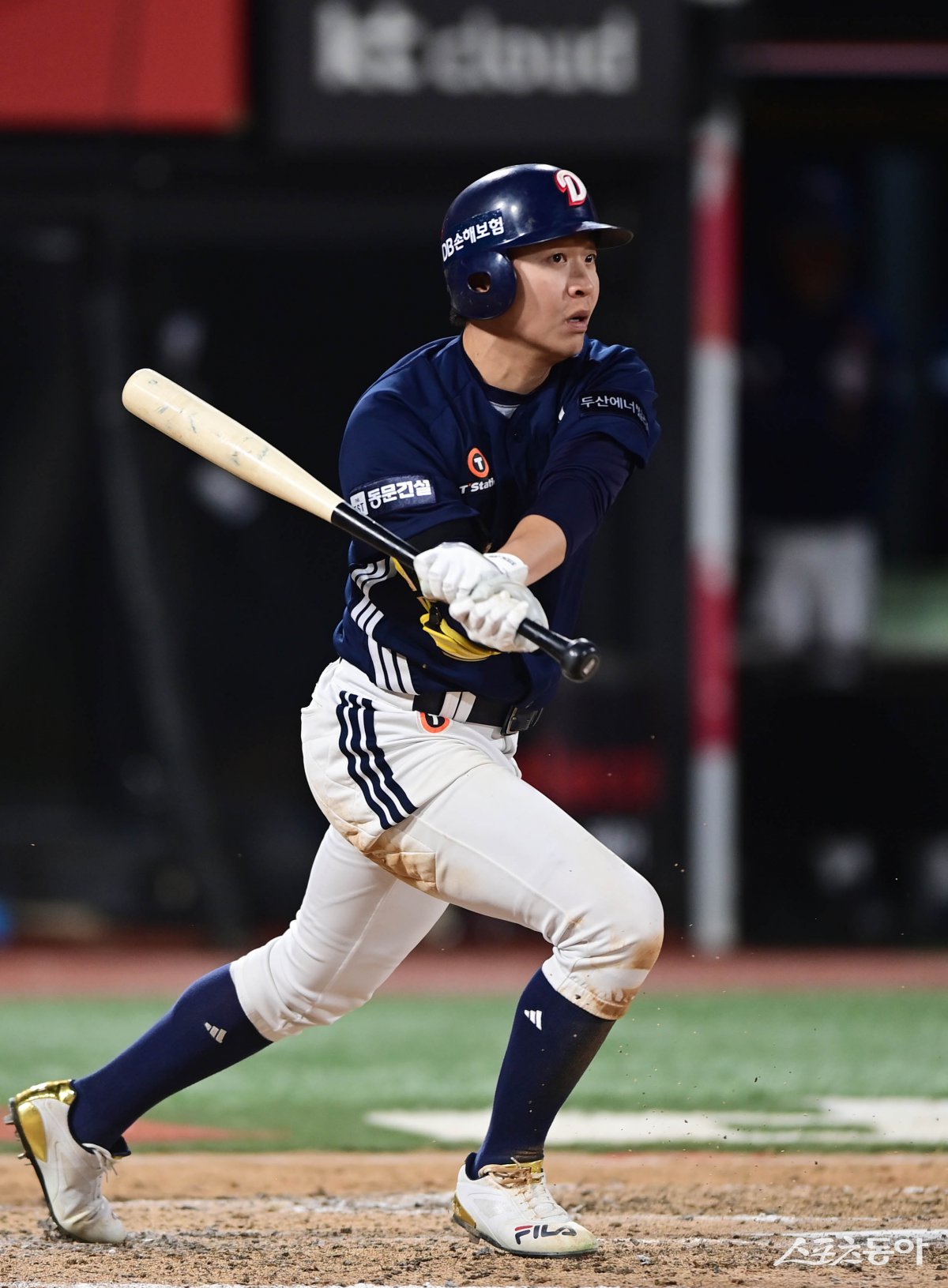 두산 정수빈은 지난 19일 잠실 KIA전에서 1회말 우월 솔로홈런을 때려 개인 통산 1500안타 고지를 밟았다. 외야에서 공을 잡은 팬이 흔쾌히 공을 두산 프런트에 전달한 덕분에 1500안타 기념구를 챙길 수 있었다. 정수빈은 공을 잡은 팬에게 당일 잠실구장 ‘VIP석’을 선물했다. 스포츠동아DB