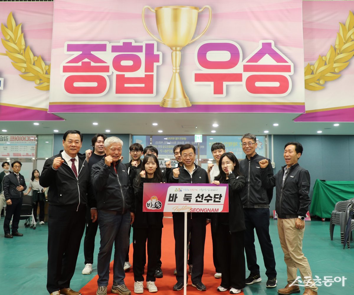 신상진 성남시장이 제71회 경기도체육대회 출전 결단식에서 바둑 선수단과 기념촬영을 하고 있다. 사진제공ㅣ성남시