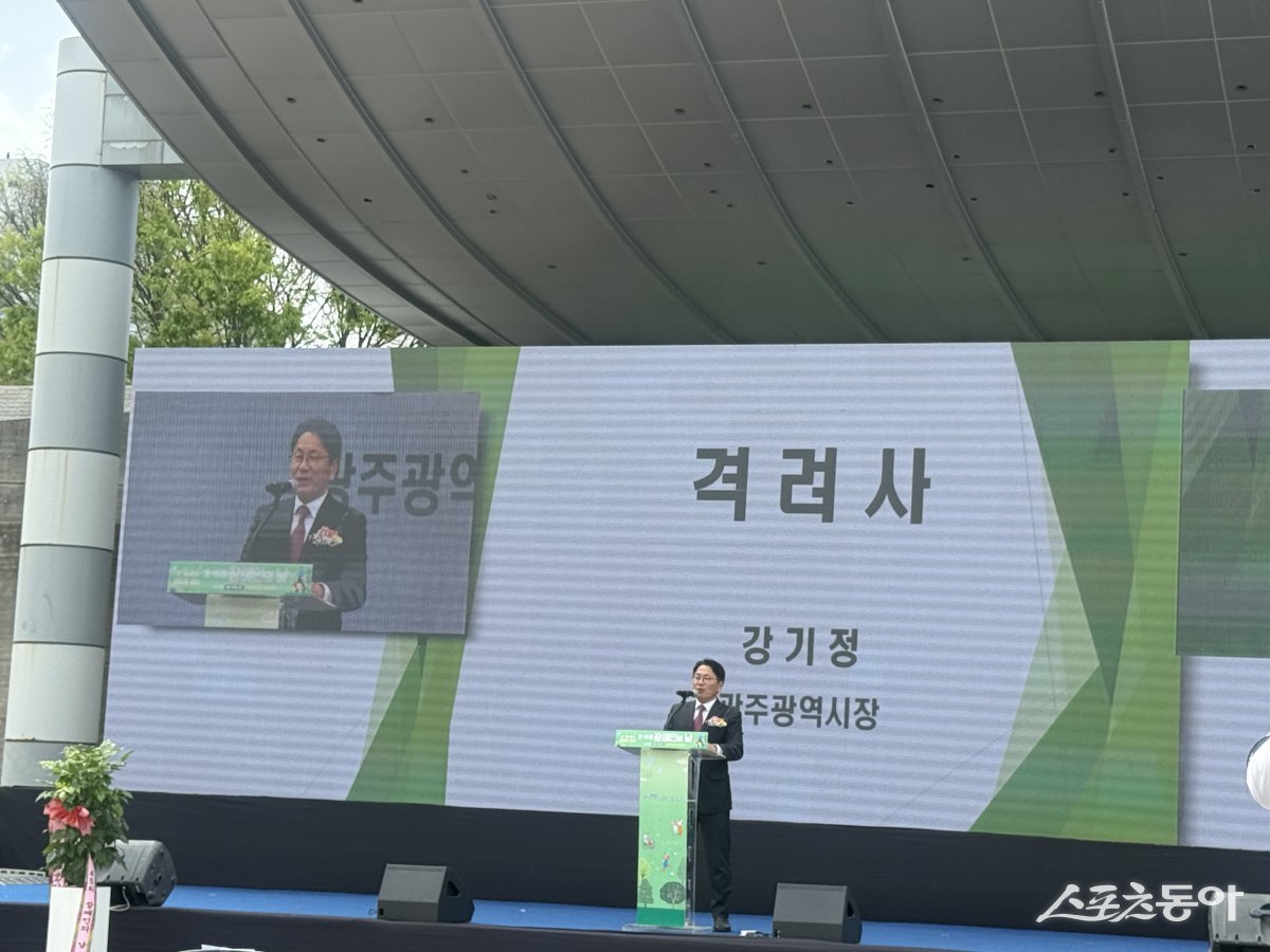 강기정 광주광역시장이 지난 19일 시청 야외음악당에서 열린 ‘제45회 장애인의 날 기념식’에 참석해 격려사를 하고 있다. 사진제공=박성화 기자