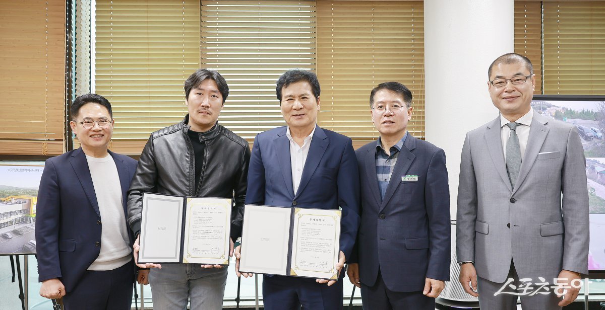 전남도와 함평군이 지난 18일 ㈜미삭(대표 오경민)과 총 50억 원 규모의 투자협약을 체결한 모습. 사진제공=함평군