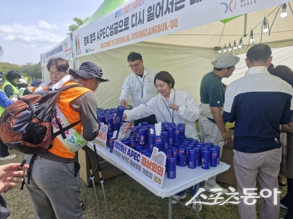 APEC준비지원단이 K-전국 맨발걷기 페스티벌에 참여해 APEC 홍보부스를 운영하고 있다. 사진제공 ㅣ 경북도