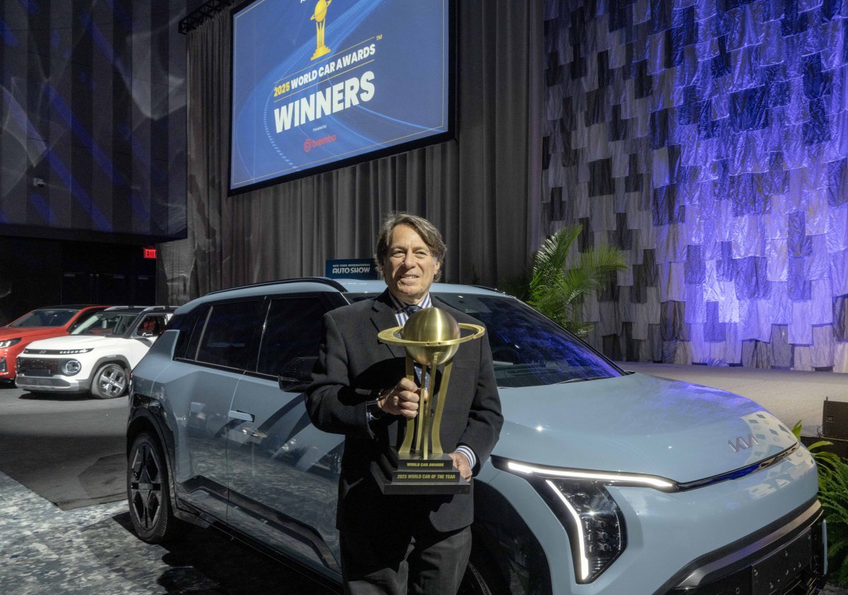 스티븐 센터 기아 미국판매법인 최고운영책임자(COO)가 ‘EV3’의 ‘2025 세계 올해의 자동차’ 수상 기념 사진을 촬영하고 있다. 사진제공|기아