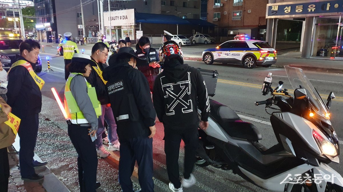 구미시와 구미경찰서 등 3개 기관 관계자들이 지난 17일 밤 합동단속을 하고 있다. 사진제공ㅣ구미시