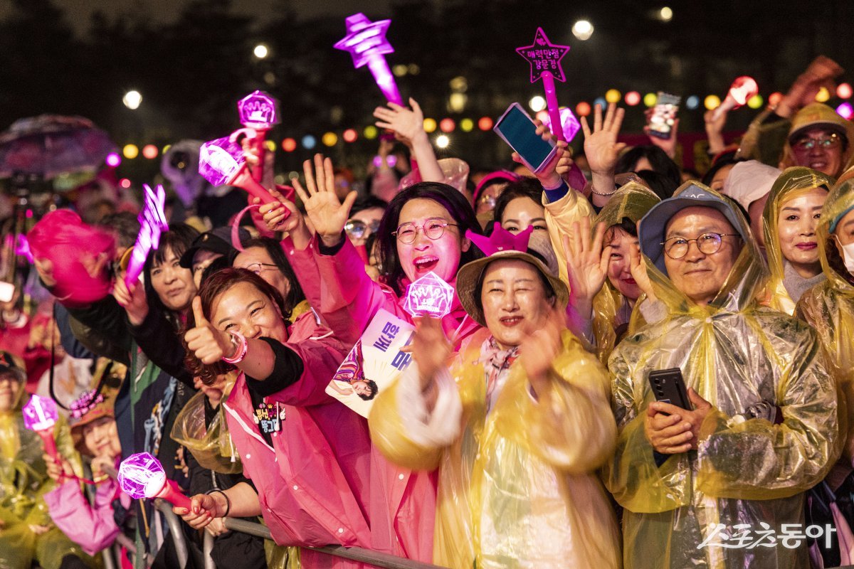 지난 19일 연등 음악축제에 참여한 시민들이 축제를 즐기고 있다. 사진제공|화성시