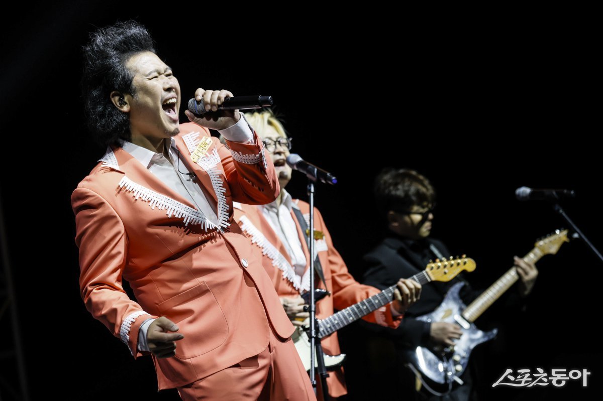 지난 19일 열린 연등 음악축제에서 육중완 밴드가 공연하고 있다. 사진제공|화성시