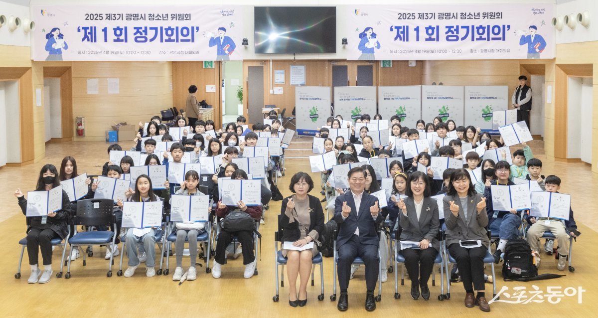 박승원 광명시장은 지난 19일 시청 대회의실에서 열린 제3기 청소년위원회 정기회의에 참석해 청소년 위원들과 기념사진을 촬영하고 있다. 사진제공|광명시