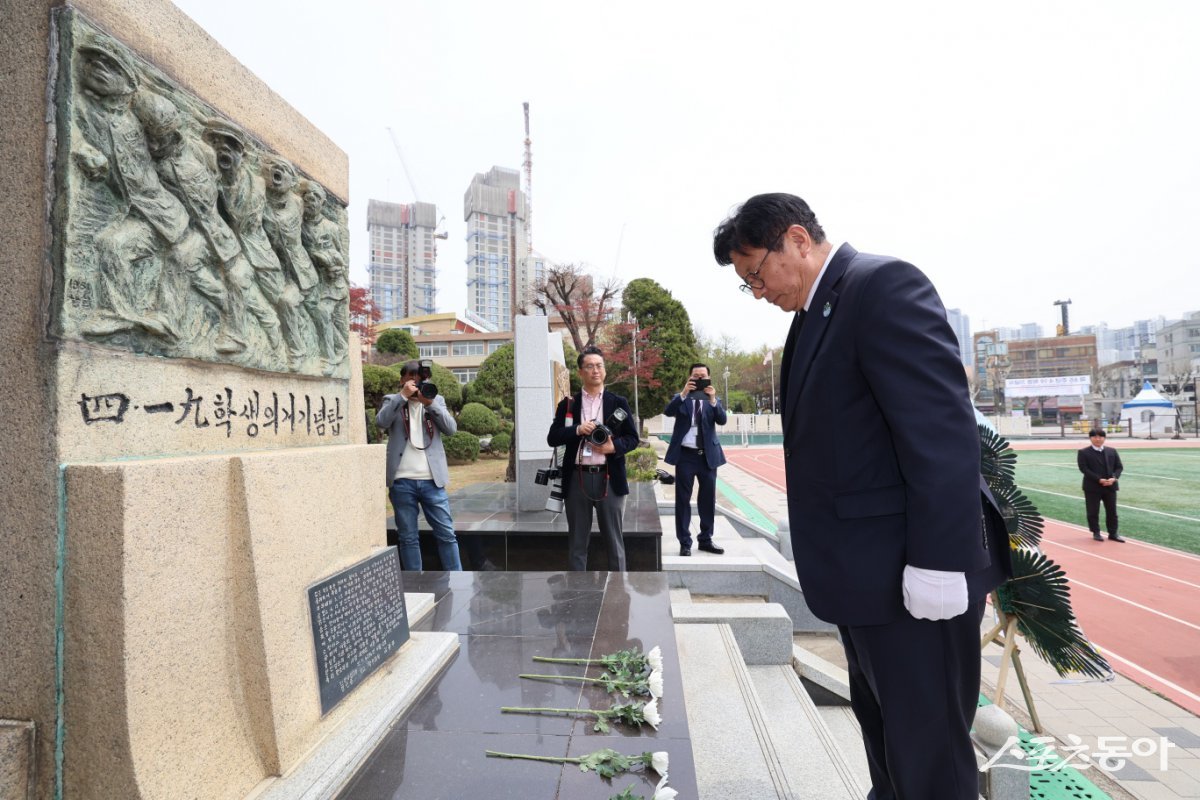 이날 기념식에서 도성훈 인천광역시교육감이 기념탑 묵념을 하고있다. 사진제공|인천교육청