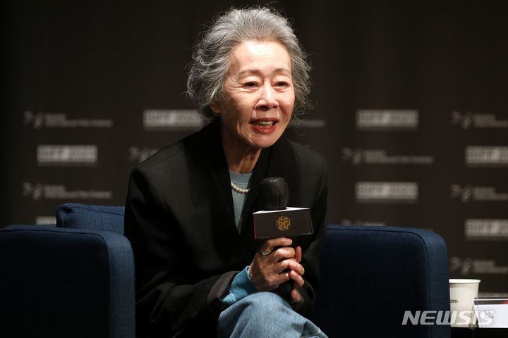 [부산=뉴시스] 박진희 기자 = 윤여정 배우가 6일 부산 해운대구 KNN 시어터에서 제28회 부산국제영화제 ‘액터스 하우스’ 행사를 하고 있다. . 2023.10.06. pak7130@newsis.com