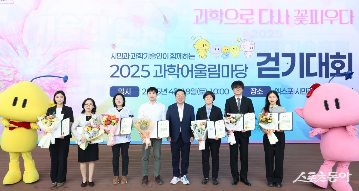 지난 19일 이장우 대전시장이 과학 대중화 사업에 헌신적으로 기여한 유공자 7명에게 표창을 수여하고 있다. 사진제공|대전시