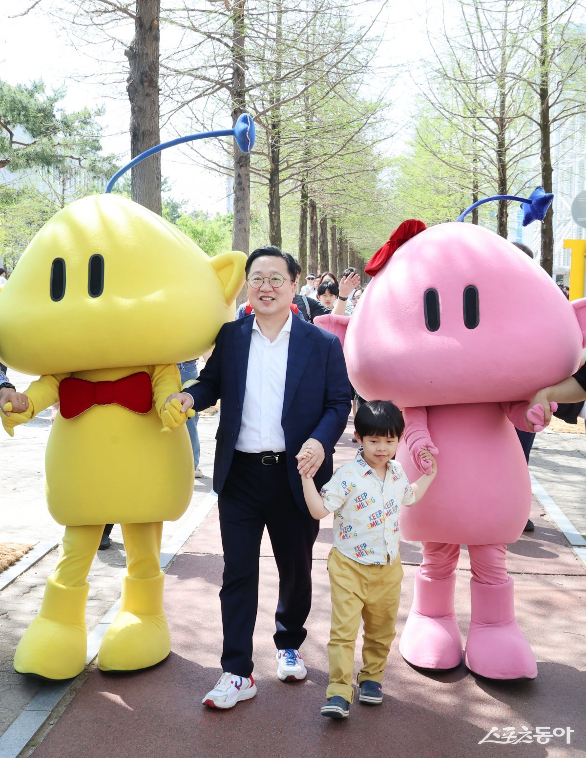 지난 19일 이장우 대전시장이 ‘2025 과학어울림마당 걷기대회’에서 시민들과 함께하고 있다. 사진제공|대전시