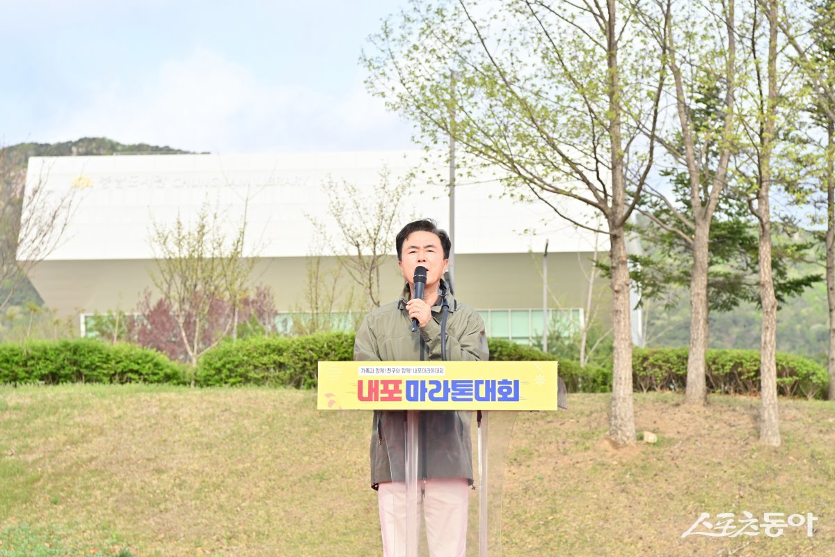 김태흠 충남도지사는 지난 19일 내포신도시 일원에서 성황리에 개최된 ‘2025 내포마라톤대회’에 참석해 대회 개최를 축하하고 참가자들을 격려하며 함께 소통하는 시간을 가졌다. 사진제공|충남도