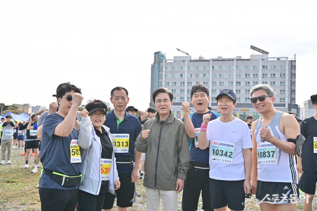 김태흠 충남도지사는 지난 19일 내포신도시 일원에서 성황리에 개최된 ‘2025 내포마라톤대회’에 참석해 대회 개최를 축하하고 참가자들을 격려하며 함께 소통하는 시간을 가졌다. 사진제공|충남도