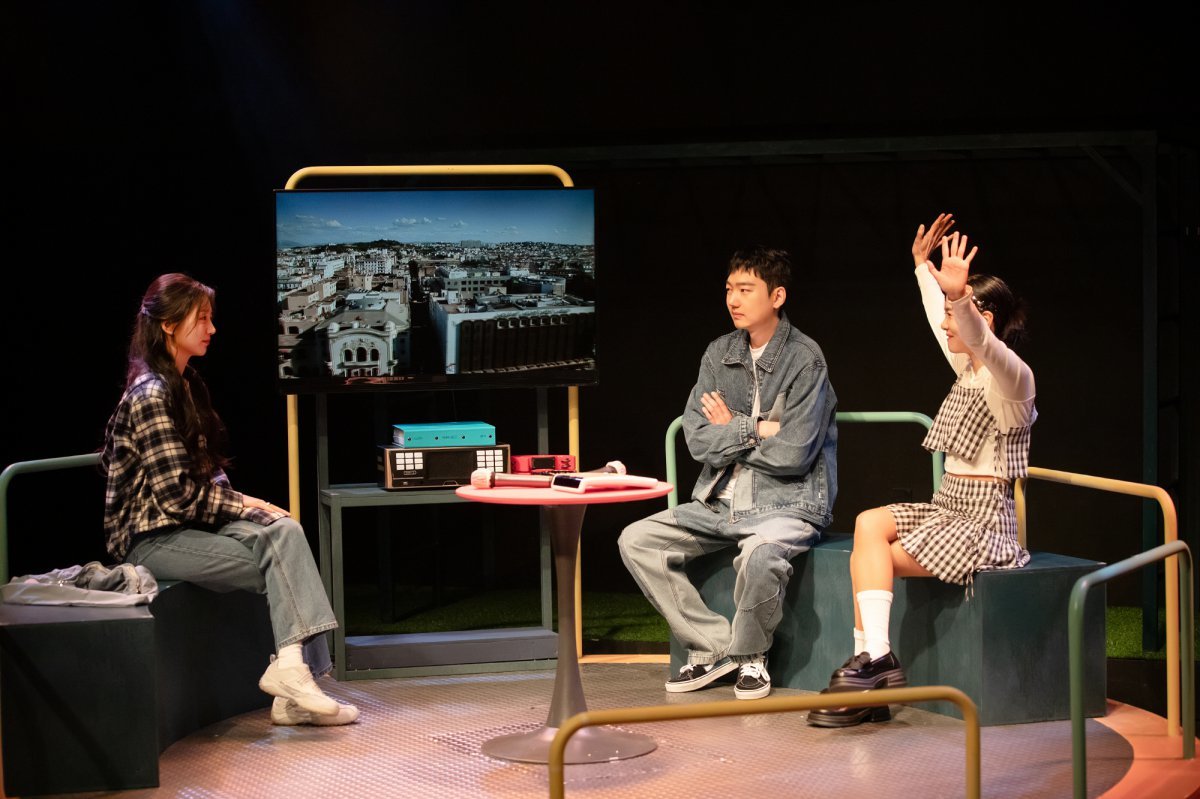 연극 ‘우노얘’의 노래방 세 친구 장면. (왼쪽부터) 걸그룹 러블리즈의 정예인, 진휘서, 정선아.   사진제공 ｜ 극단 소년