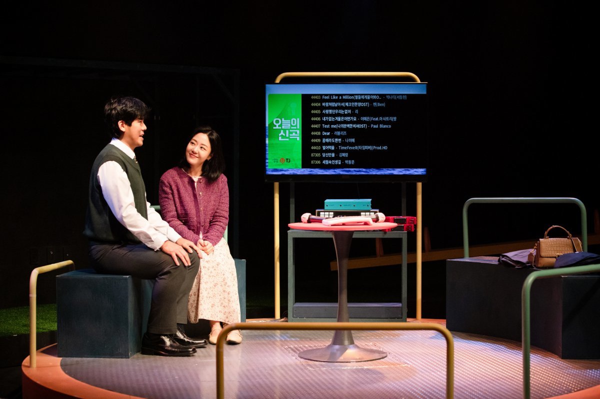 부산 공장사장 민재(왼쪽·길은성 분)와 보경(이지해 분)의 중년 커플이 그리는 순수한 사랑이  관객을 미소짓게 만든다.