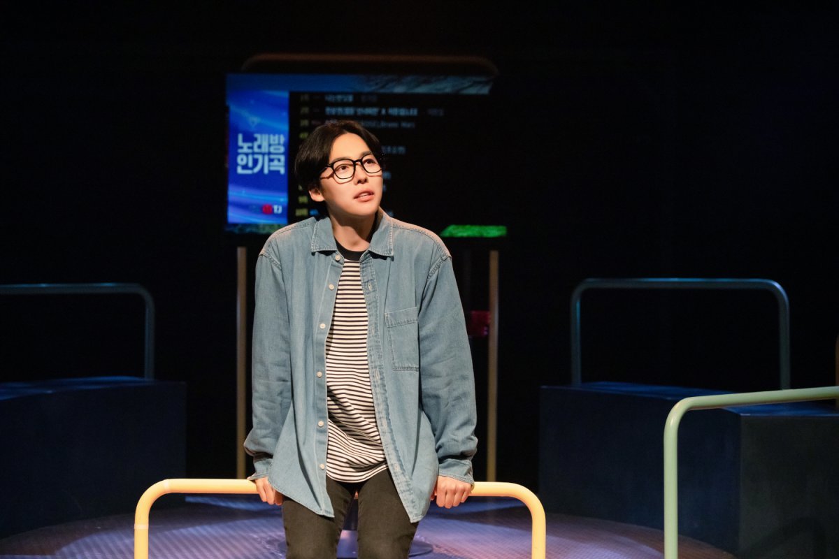 아이돌그룹 위너의 멤버 김진우가 ‘노래방 주인’ 역을 맡았다.