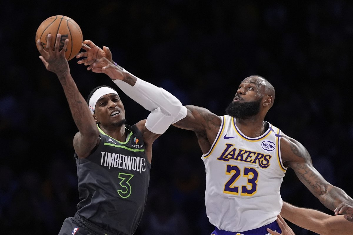 미네소타 제이든 맥다니엘스(왼쪽)가 20일 크립토닷컴아레나에서 열린 LA 레이커스와 NBA PO 1라운드 1차전에서 르브룬 제임스를 상대로 공격을 시도하고 있다. 맥다니엘스는 이날 25점·9리바운드의 활약으로 팀의 117-95 승리를 이끌었다. LA|AP뉴시스