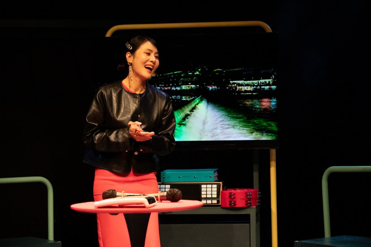 연극 ‘우노얘’에서 부유한 이혼녀 역할을 연기하고 있는 정선아.    사진제공 ｜ 극단 소년