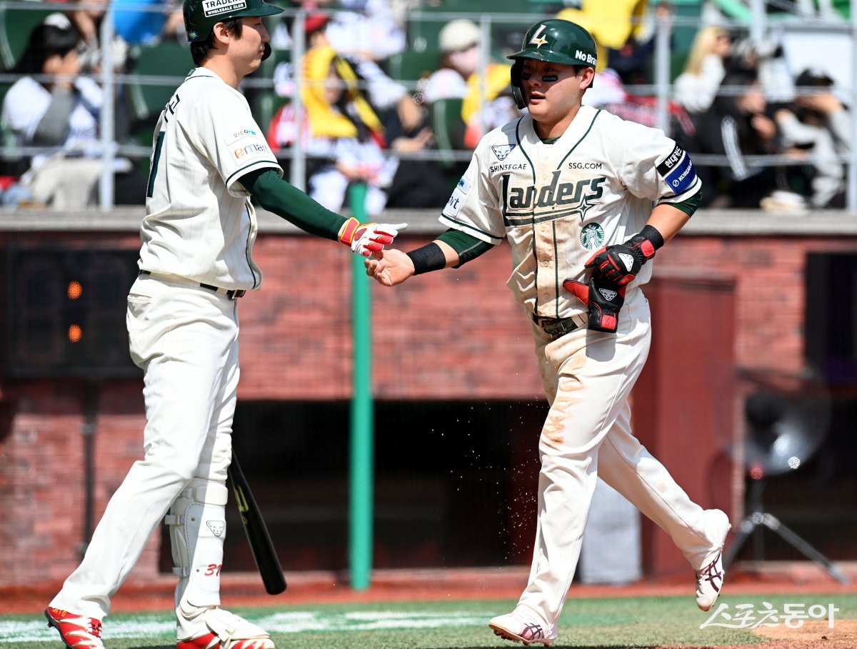 20일 인천 SSG 랜더스필드에서 ‘2025 신한 SOL 뱅크 KBO리그’ SSG 랜더스와 LG 트윈스의 경기가 열렸다. 2회말 2사 2루에서 적시타 때 SSG 최준우가 득점 후 동료의 환영을 받고 있다.

				인천 ｜ 김민성 기자 marineboy@donga.com