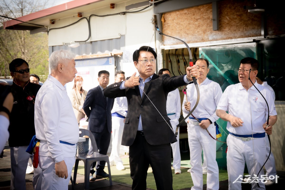 조성대 의장이 20일 진접읍 무림정 국궁장에서 제7회 남양주시의회 의장기 궁도대회에서 활을 쏘고 있다. 사진제공ㅣ남양주시의회